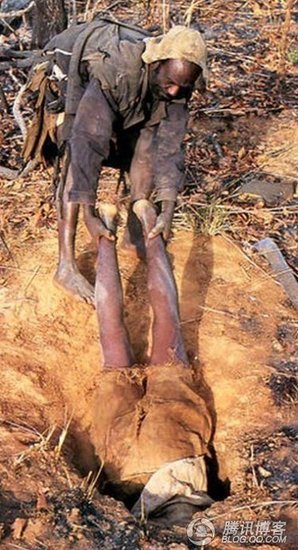 【奇人奇事】非洲猎人钻洞徒手捕蟒蛇_南京吉