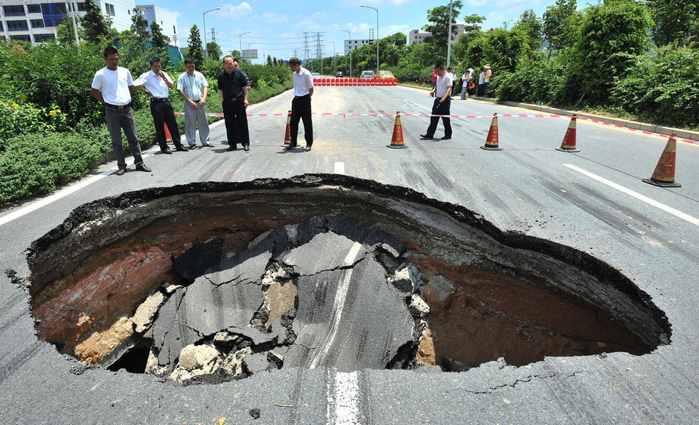 14158--深圳道路塌陷出现面积近20平方米大坑