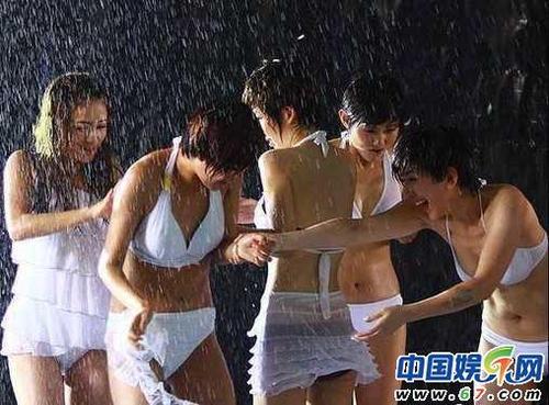 <em>快女</em>十三强白色<em>比基尼</em>造型 唯美青春变身美人