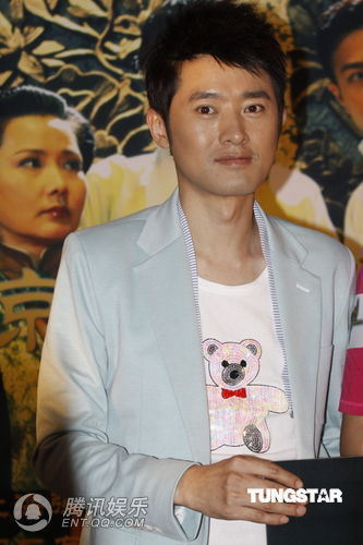 叶璇酥胸半露抢镜 闻陈浩民婚讯借媒体送祝福图片