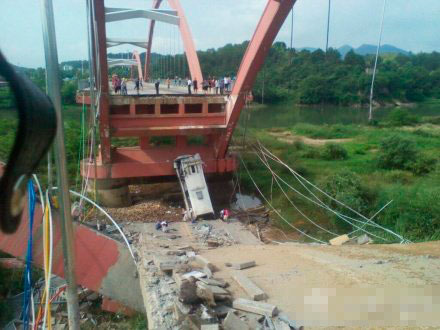 组图:福建武夷山公馆大桥断裂 旅游巴士坠桥