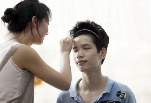 男子瞬间变美女揭秘仿真人皮面具