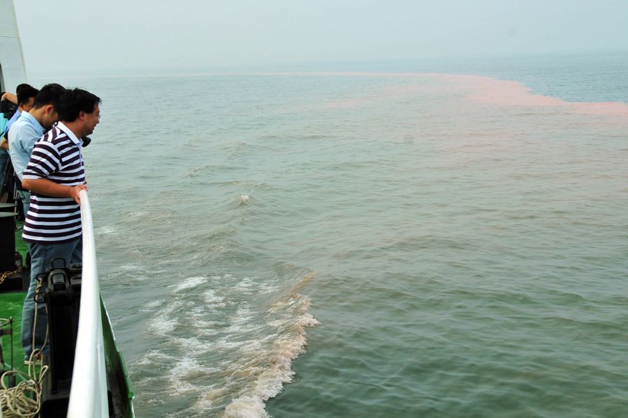 高清:渤海湾溢油事故现场出现巨大 赤潮 带_新闻