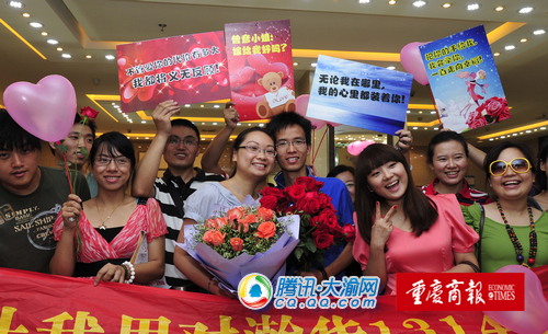 他单膝跪地求婚 30名同事大喊“嫁给他”_腾讯大渝网_腾讯网