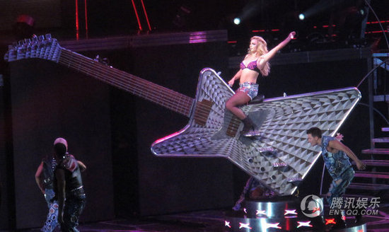 布兰妮性感开唱秀<em>肥臀</em> <em>丝袜</em>装与猛男热舞(图)_