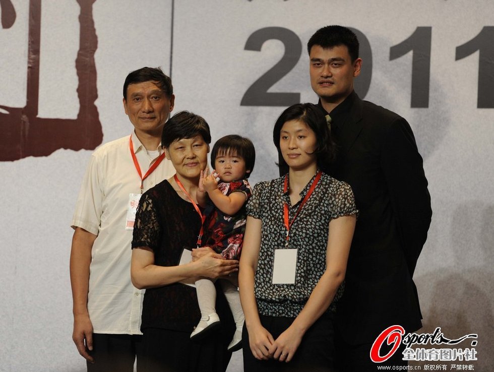 姚明退役发布会全家合影温情一幕_南京IDLbe