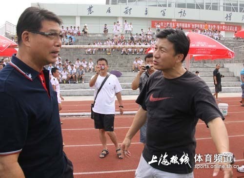 组图:上海校园足球夏令营 427名学生齐参与