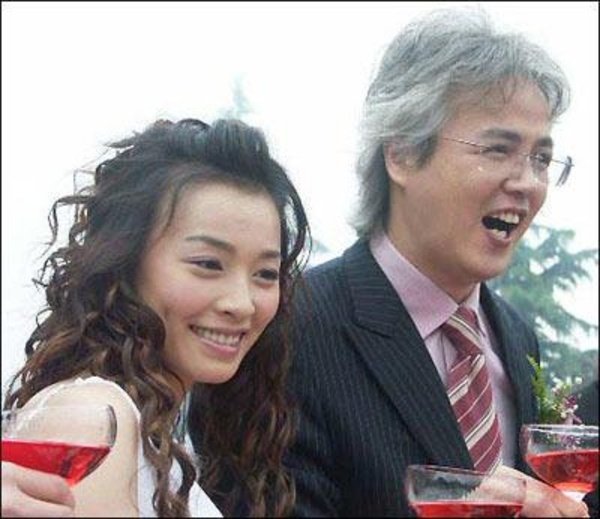 罕见明星结婚照曝光 周润发意气风发年轻帅气