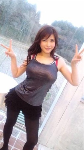 组图:日本女优冲田杏梨 K罩杯被赞最强body_娱