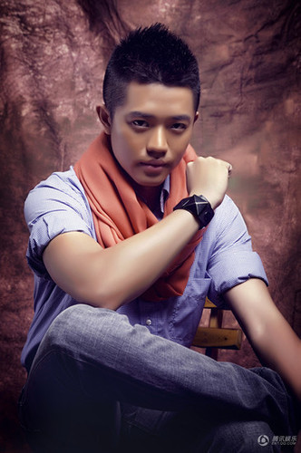 组图:凤凰传奇写真曝光 惊艳亮相为今夏大声唱