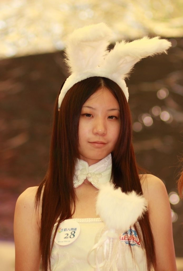 【美女】行走时和<em>男生</em>调情,用电眼电死他们,俘