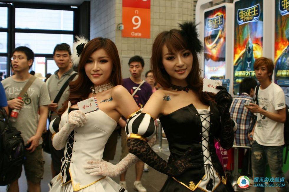 chinajoy展台:完美世界备场后台看美女长腿