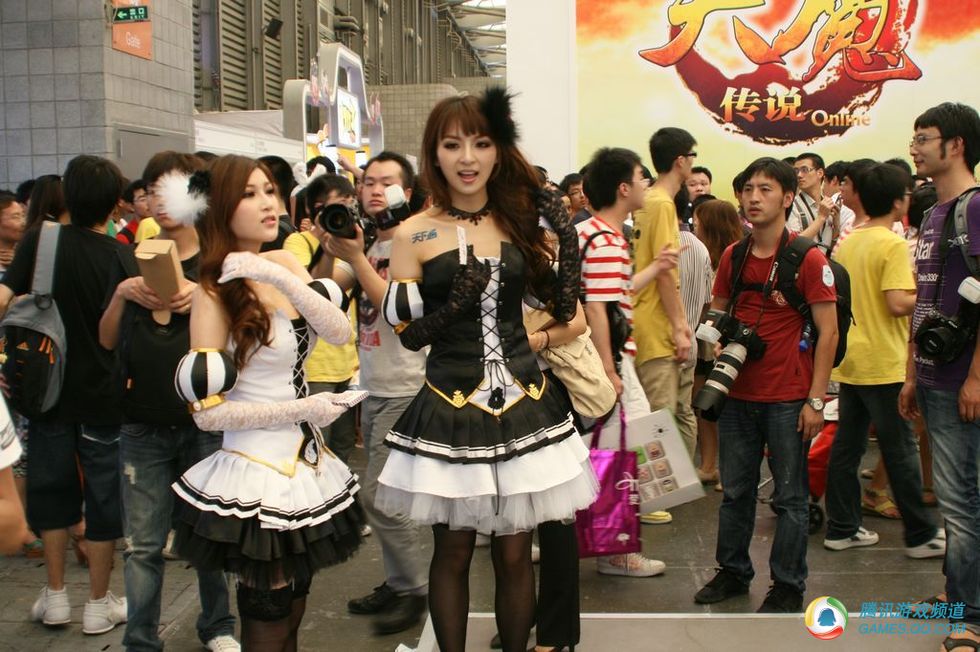 ajoy展台:完美世界备场后台看美女长腿 - <em>女人</em> 