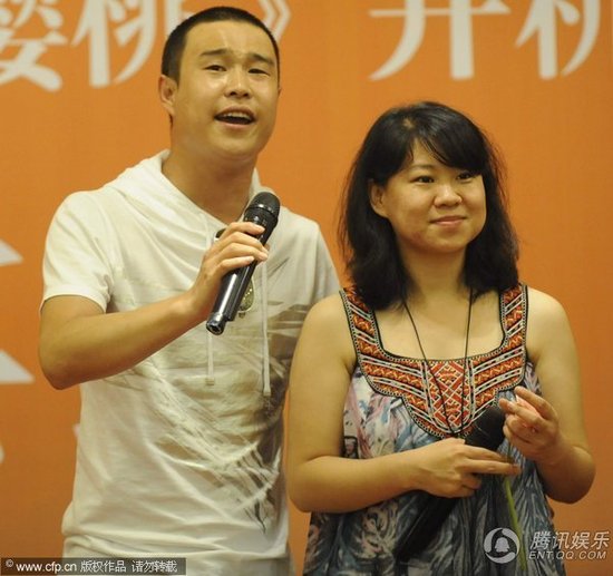 赵本山庆功宴豪放饮酒 <em>小沈阳</em>偕素颜<em>妻子</em>亮相