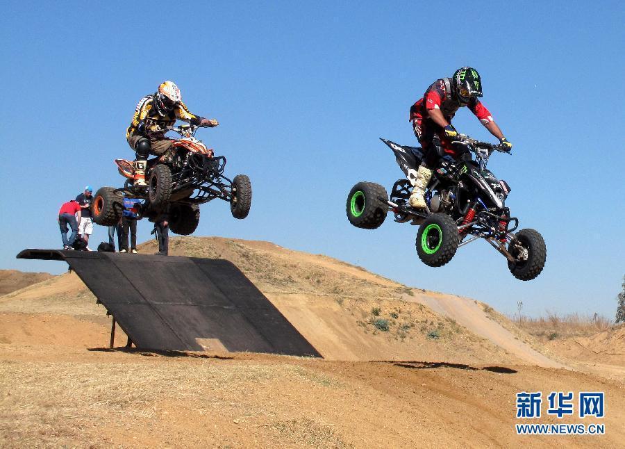 南非举办摩托车特技表演大赛 车手高空飞身跃