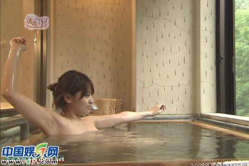 组图:日本美女主播全裸泡温泉录制旅游节目