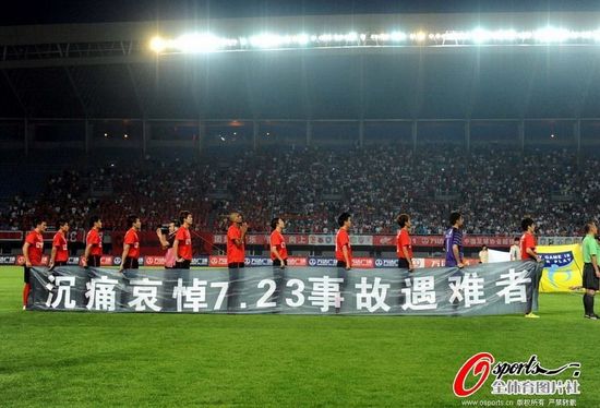 2025年12月3日,中足联投下了一枚重磅炸弹,发布了中国足球职业联赛俱乐部财务约定指标等一系列新政。这套新规以极其严厉的财务管控和准入标准,为联赛套上了紧箍咒,划定了一系列不可触碰的红线与禁区