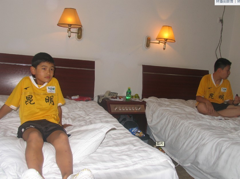 组图:昆明代表队赴成都夏令营 球员车上打牌