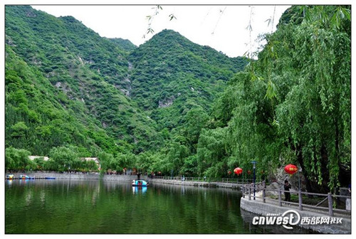 金龙峡风景区曲峪因峪道弯转曲折而得名,其峪口位于西安市户县秦岭