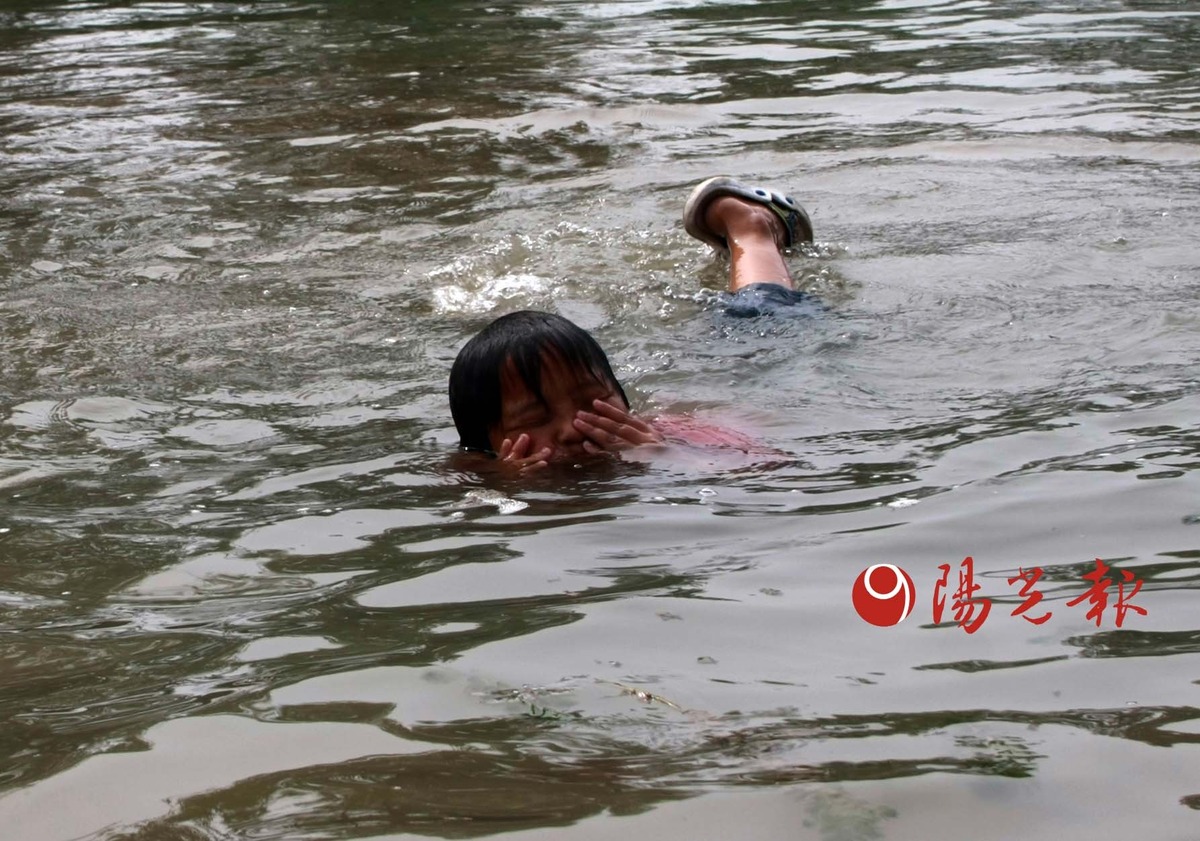 孩子河道里单独玩水 安全问题惹人忧(组图)