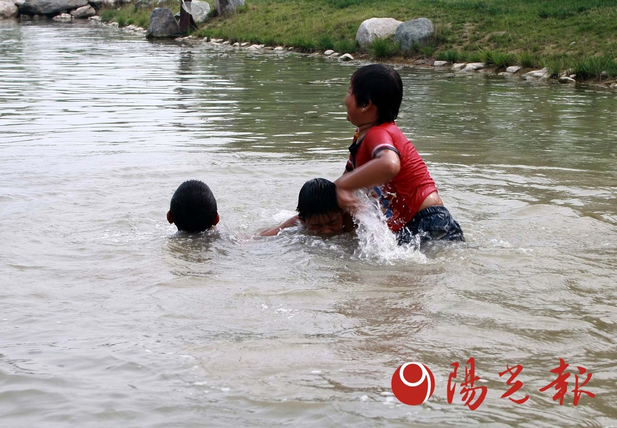 孩子河道里单独玩水 安全问题惹人忧(组图)