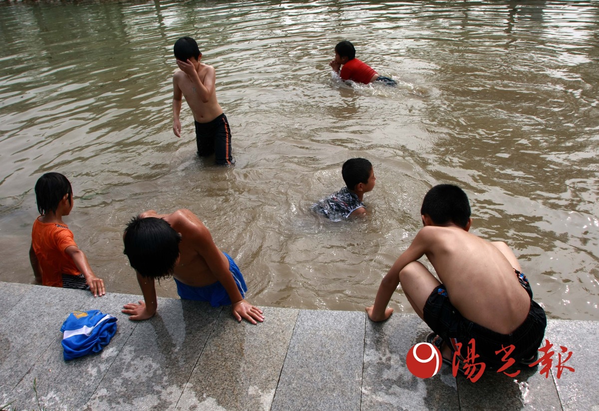 孩子河道里单独玩水 安全问题惹人忧(组图)
