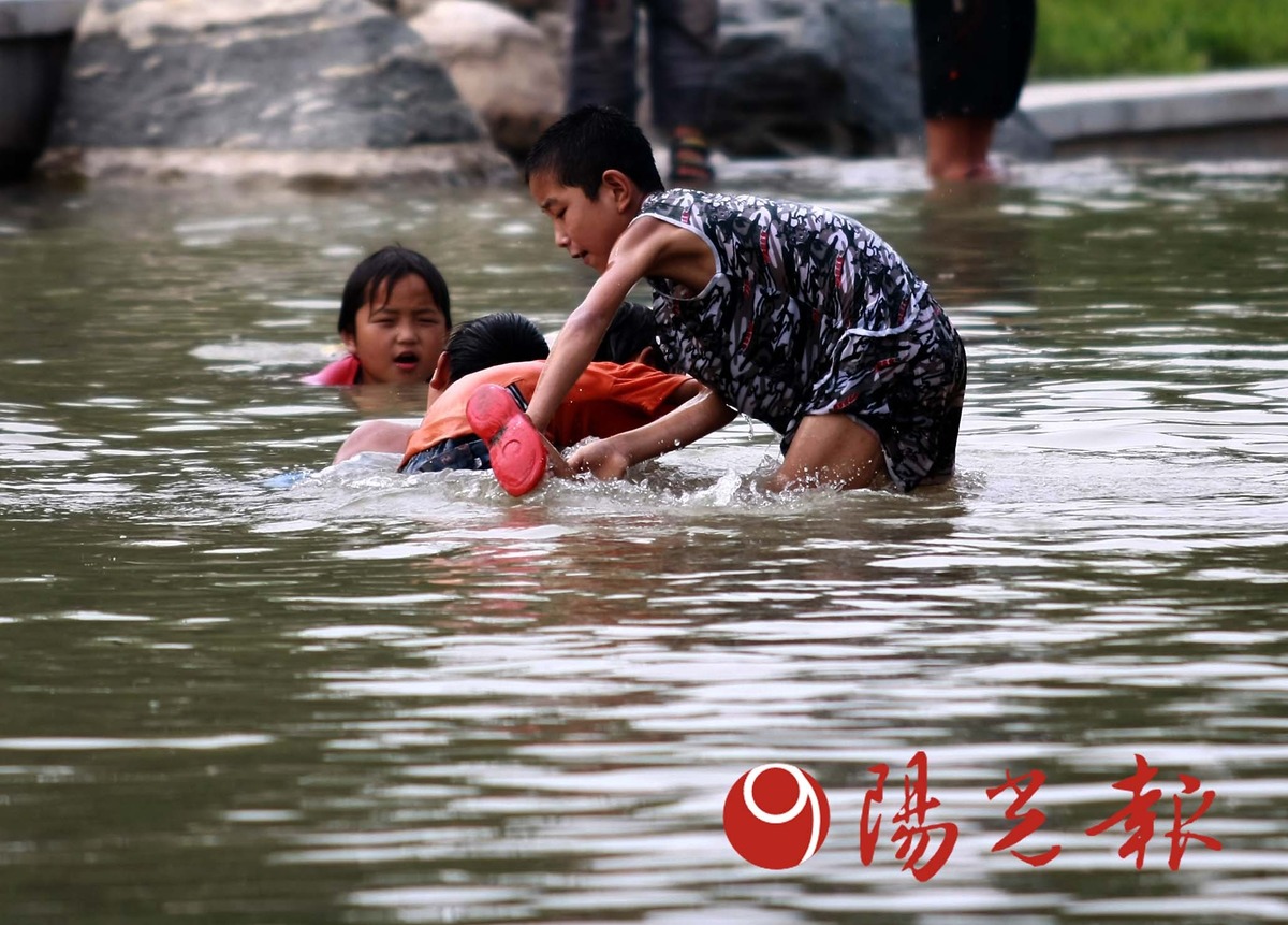 孩子河道里单独玩水 安全问题惹人忧(组图)