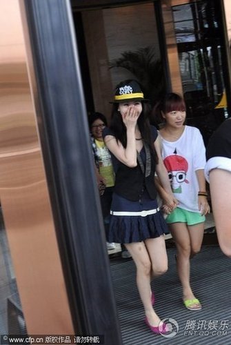 美女:马靴素颜偷拍腿现瘀青被逛街迅速钻房车组图踩萧蔷泥图片