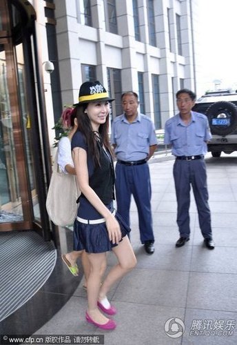 萧蔷:美女素颜偷拍腿现瘀青被逛街迅速钻房车组图牛仔裤写真集图片