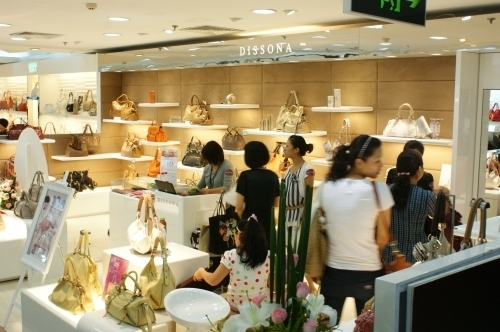 新世界国贸店迪桑娜女包开幕答谢会 惊喜不断