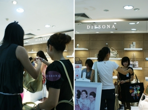 <em>新世界</em>国贸店迪桑娜<em>女包</em>开幕答谢会 惊喜不断