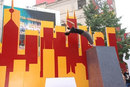 中国跑酷第一人杜易泽来汉 疾走在极限世界(图