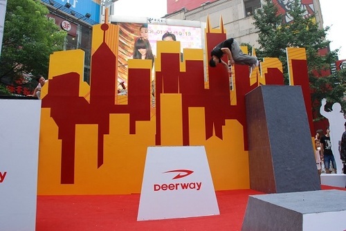 中国跑酷第一人杜易泽来汉 疾走在极限世界(图