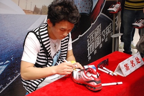 中国跑酷第一人杜易泽来汉 疾走在极限世界(图