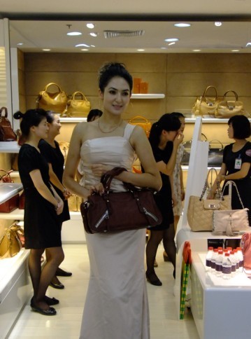 新世界国贸店迪桑娜女包开幕答谢会 惊喜不断