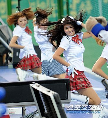 组图:韩国棒球宝贝变装学生<em>妹</em> 场边<em>性感</em>热舞_