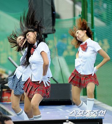 组图:韩国棒球宝贝变装学生<em>妹</em> 场边<em>性感</em>热舞_