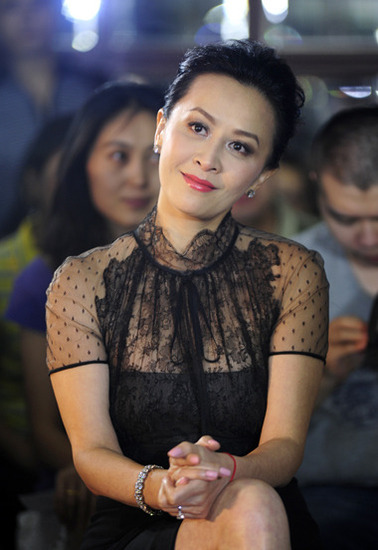 刘嘉玲蕾丝透视装秀性感 中秋与夫难团圆