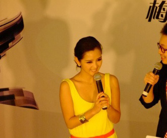 何洁胸贴外露遭男偷瞄 否认与释小龙拍婚纱照