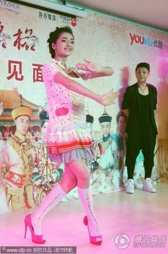 麦迪娜起舞露内衣图片