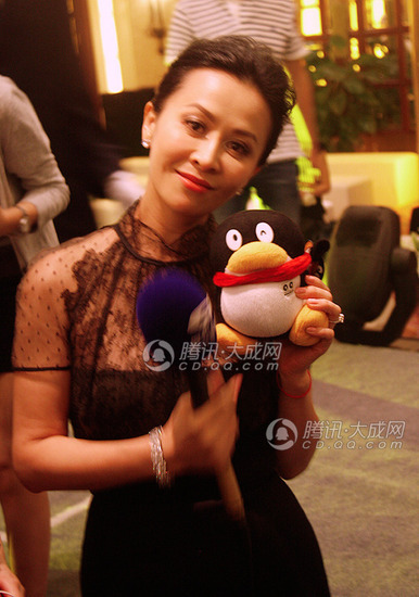 刘嘉玲短裙球鞋显青春 梁朝伟喂鸽子她喂鹿