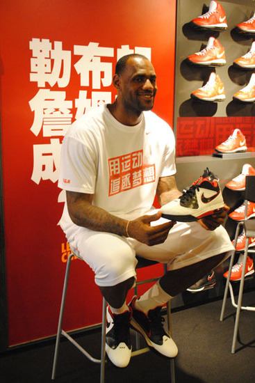组图:詹姆斯首次造访成都 发布最新款球鞋
