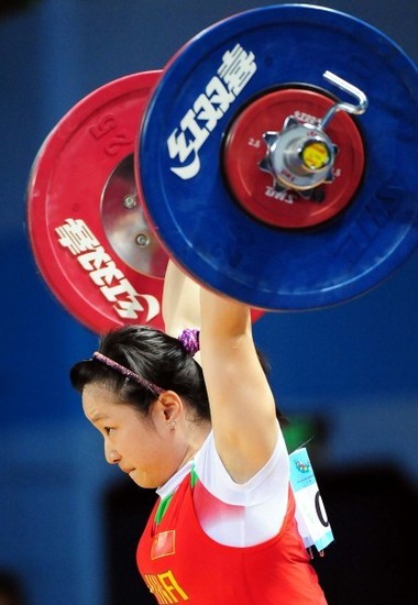 组图:大运女子举重53kg级 纪静夺中国第四金
