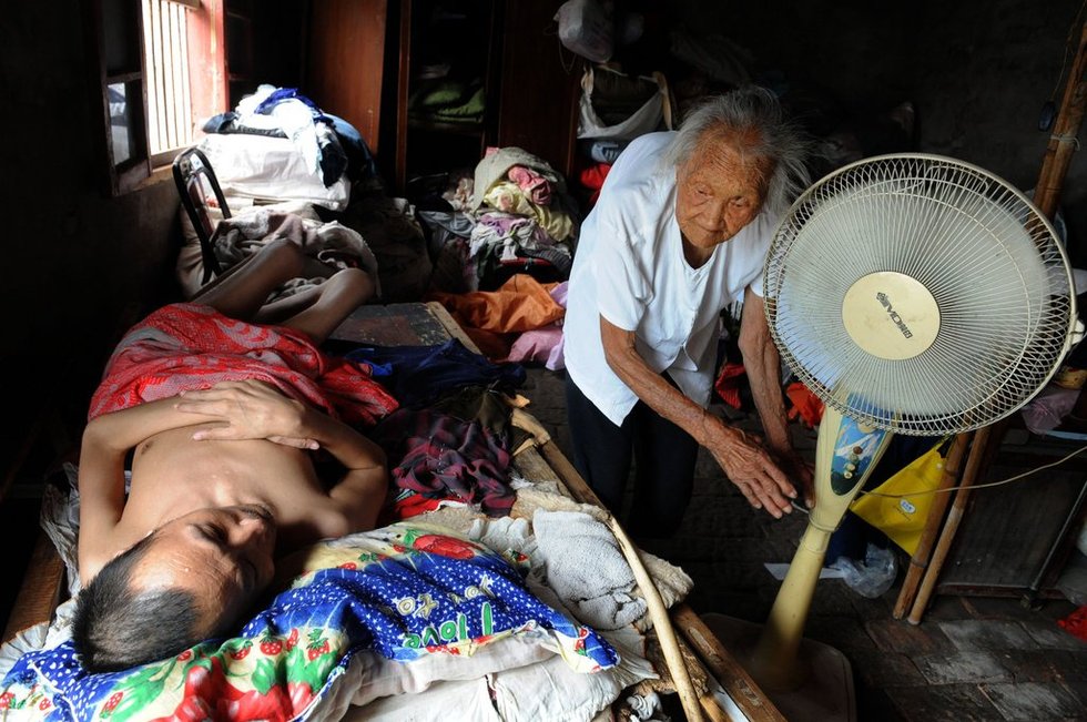 97岁母亲含辛茹苦照顾瘫痪的儿子(组图) - 新闻