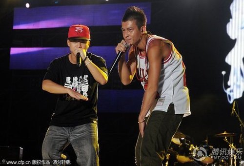 陈冠希助阵音乐节 穿运动球衣背心露痞气(图)