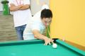组图：冠军帮参观腾讯 杨威展现桌球技艺