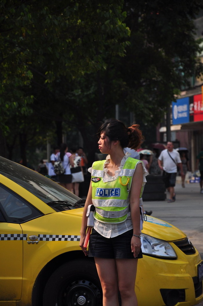 换上印有"重庆交巡警"标志的反光背心,系上装有"八大件"的武装带,编辑