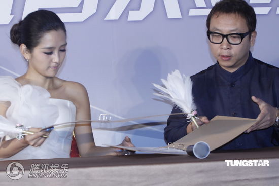 何洁七位数签约华谊兄弟 穿婚纱现场落泪_黄合