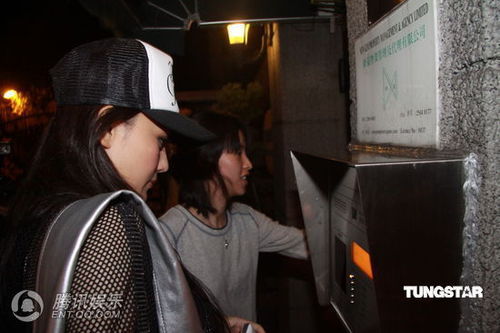 组图:张馨予深夜到吴卓羲住宅 见记者偷拍快闪