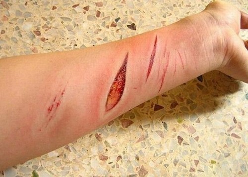 伪装伤口教程:详解淤血伤口断甲伪装制作过程